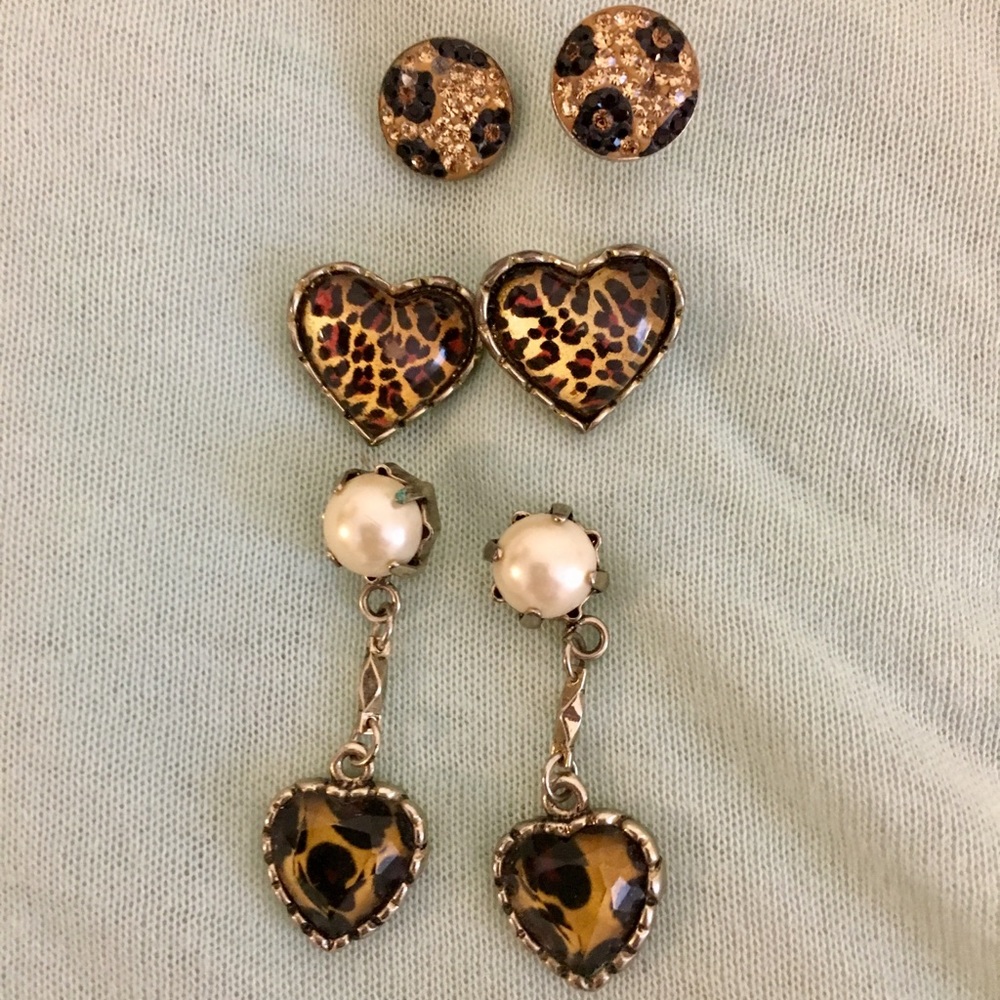 Fun Betsey Johnson earrings !